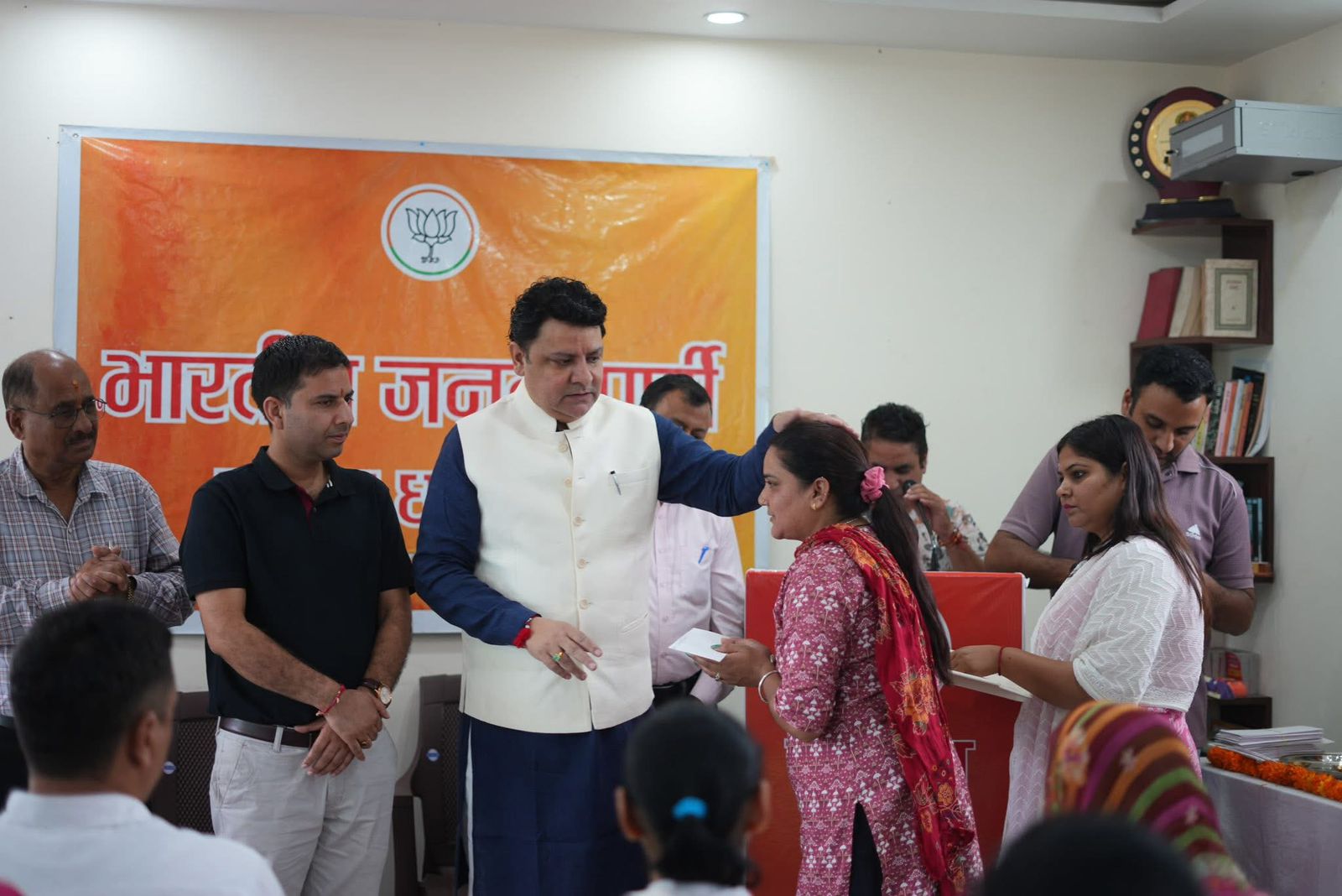 आर्थिक मदद देते हुए विधायक सुधीर शर्मा।