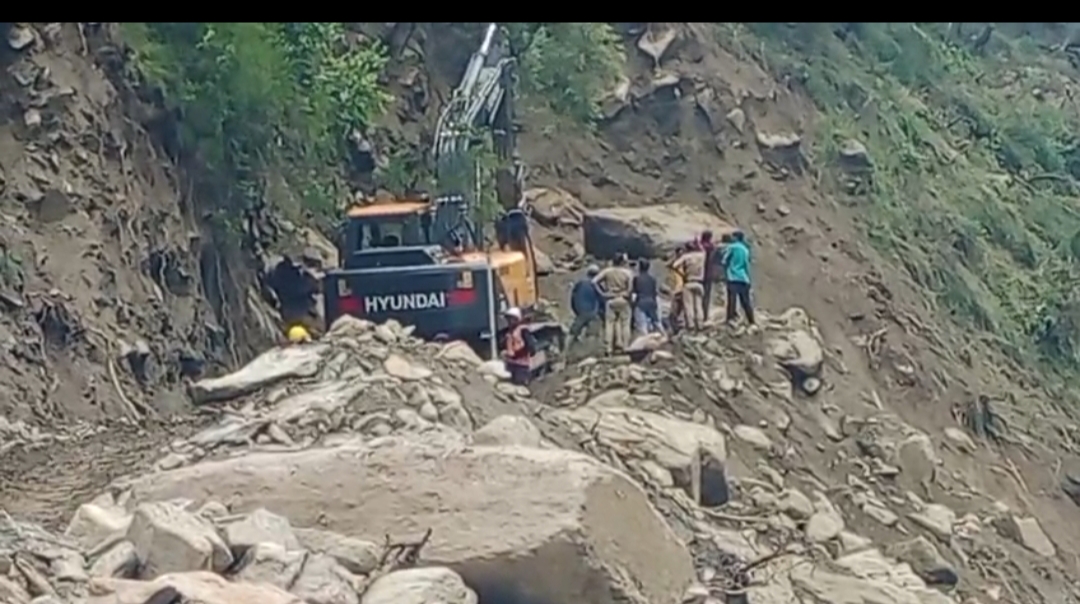 गंगोत्री हाईवे को खोलते हुए बीआरओ गंगोत्री हाईवे को खोलते हुए बीआरओ