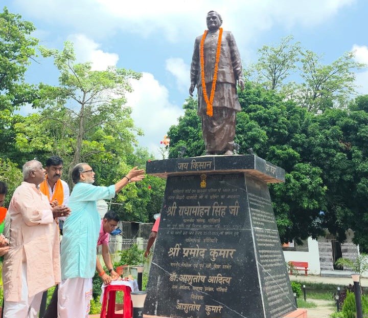 अटल जी के प्रतिमा पर पुष्प अर्पित करते सांसद व अन्य