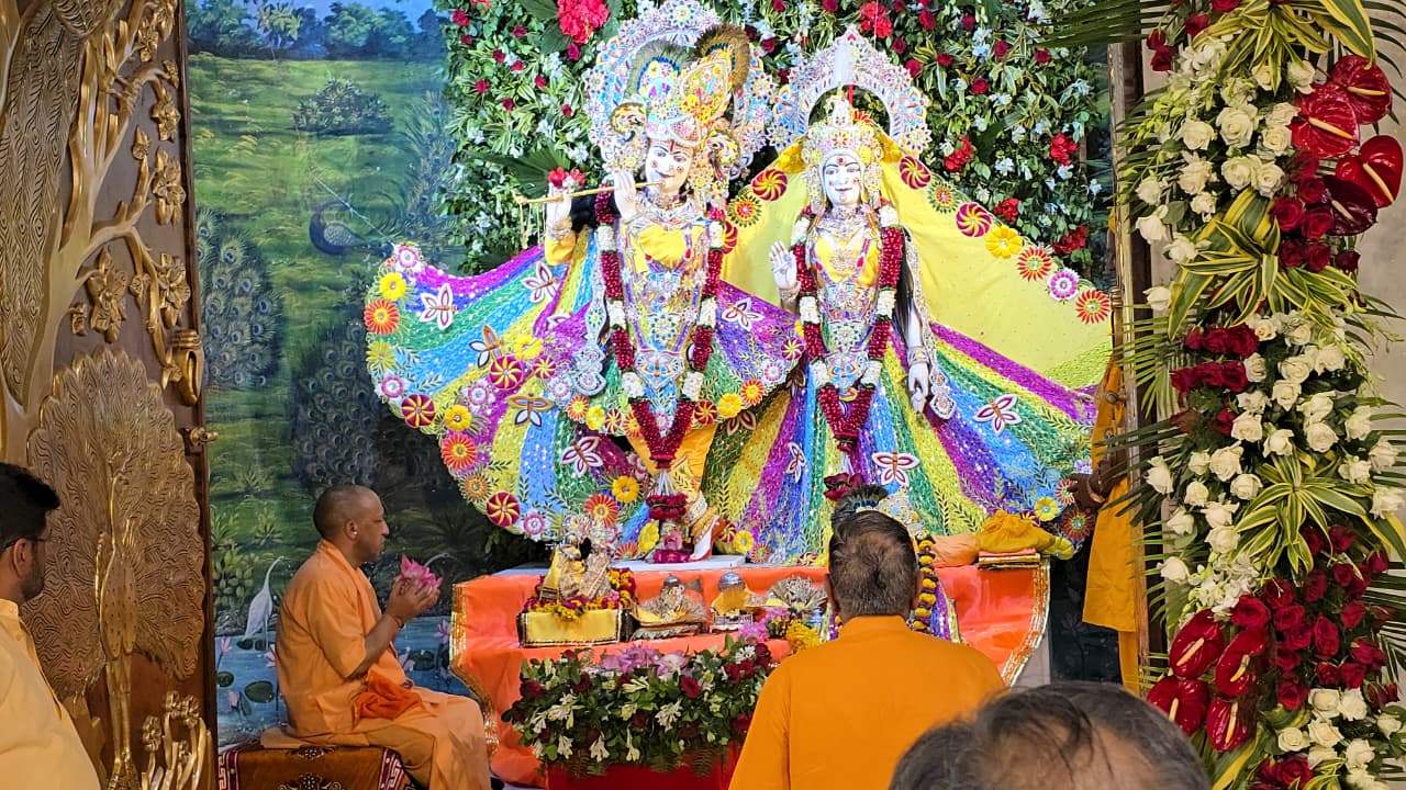 युगल सरकार की आरती एवं पूजा अर्चना करते याेगी आदित्यनाथ
