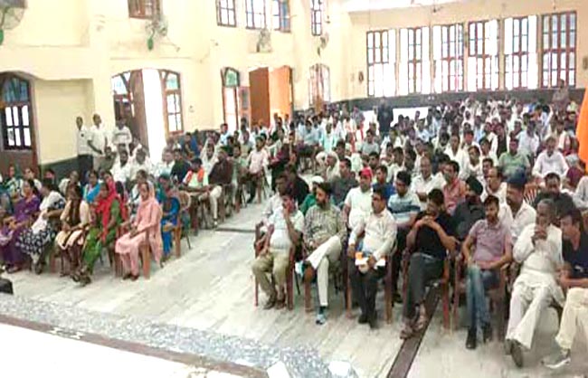 अधिवेशन में मौजूद कर्मचारीगण। अधिवेशन में मौजूद कर्मचारीगण।