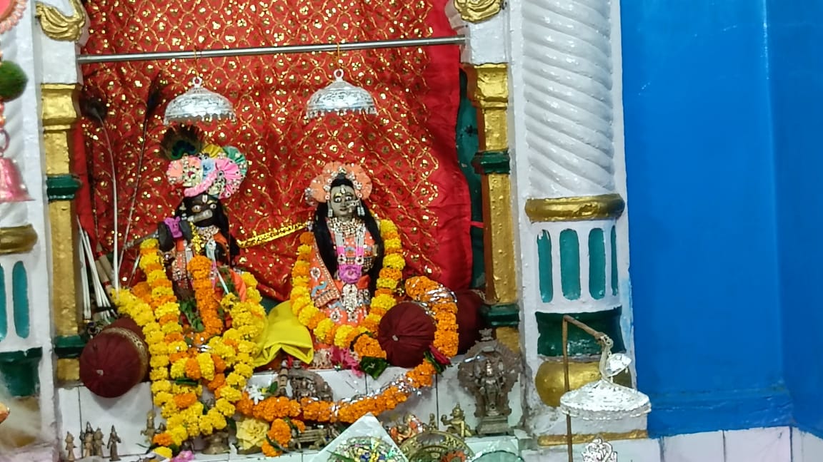 श्री बांके बिहारी मंंदिर में श्रीकृष्ण-राधा की मूर्ति की आकर्षक सजावट की गई। श्री बांके बिहारी मंंदिर में श्रीकृष्ण-राधा की मूर्ति की आकर्षक सजावट की गई।