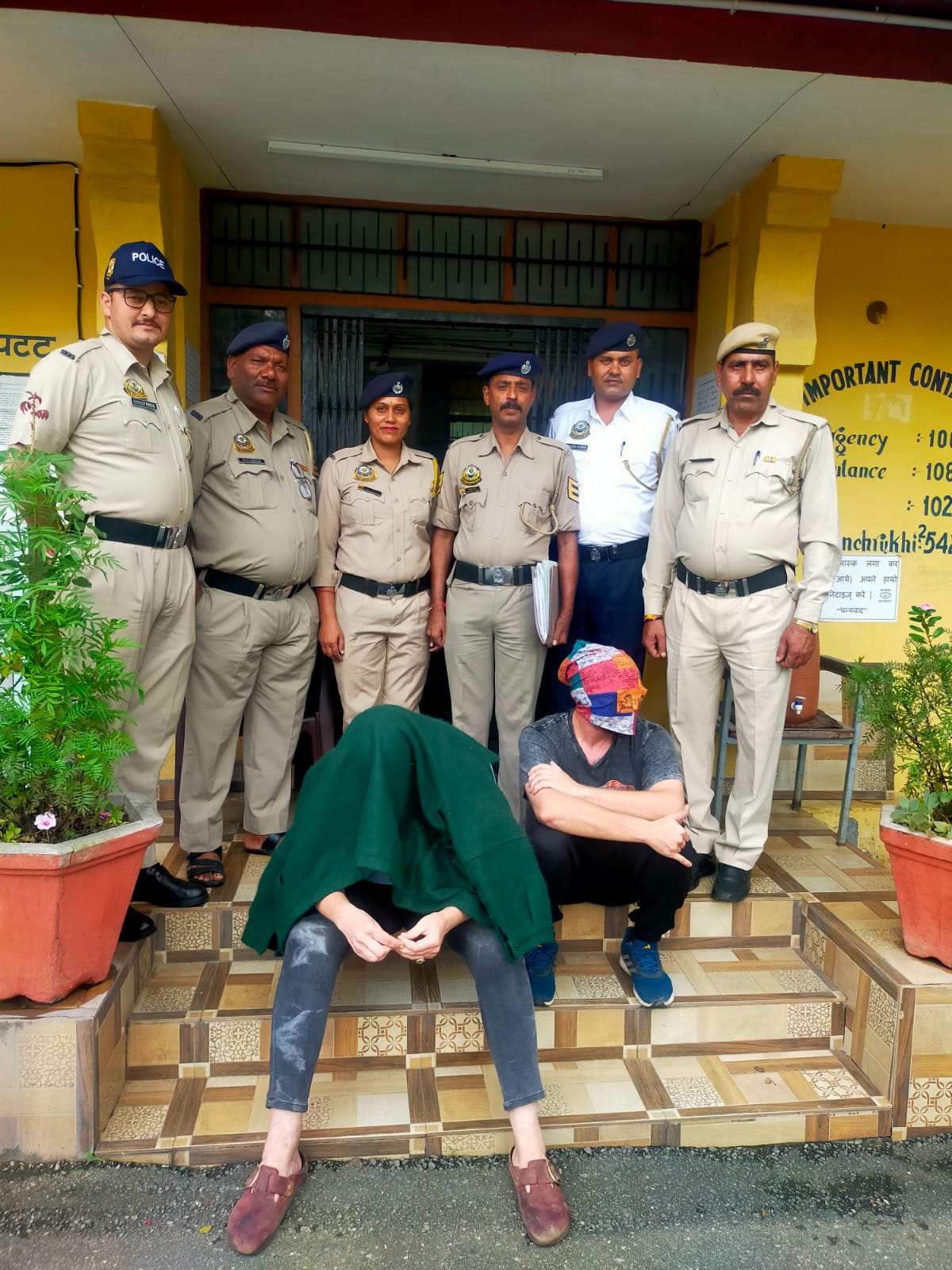 गिरफ्तार आरोपी पुलिस टीम के साथ। गिरफ्तार आरोपी पुलिस टीम के साथ।