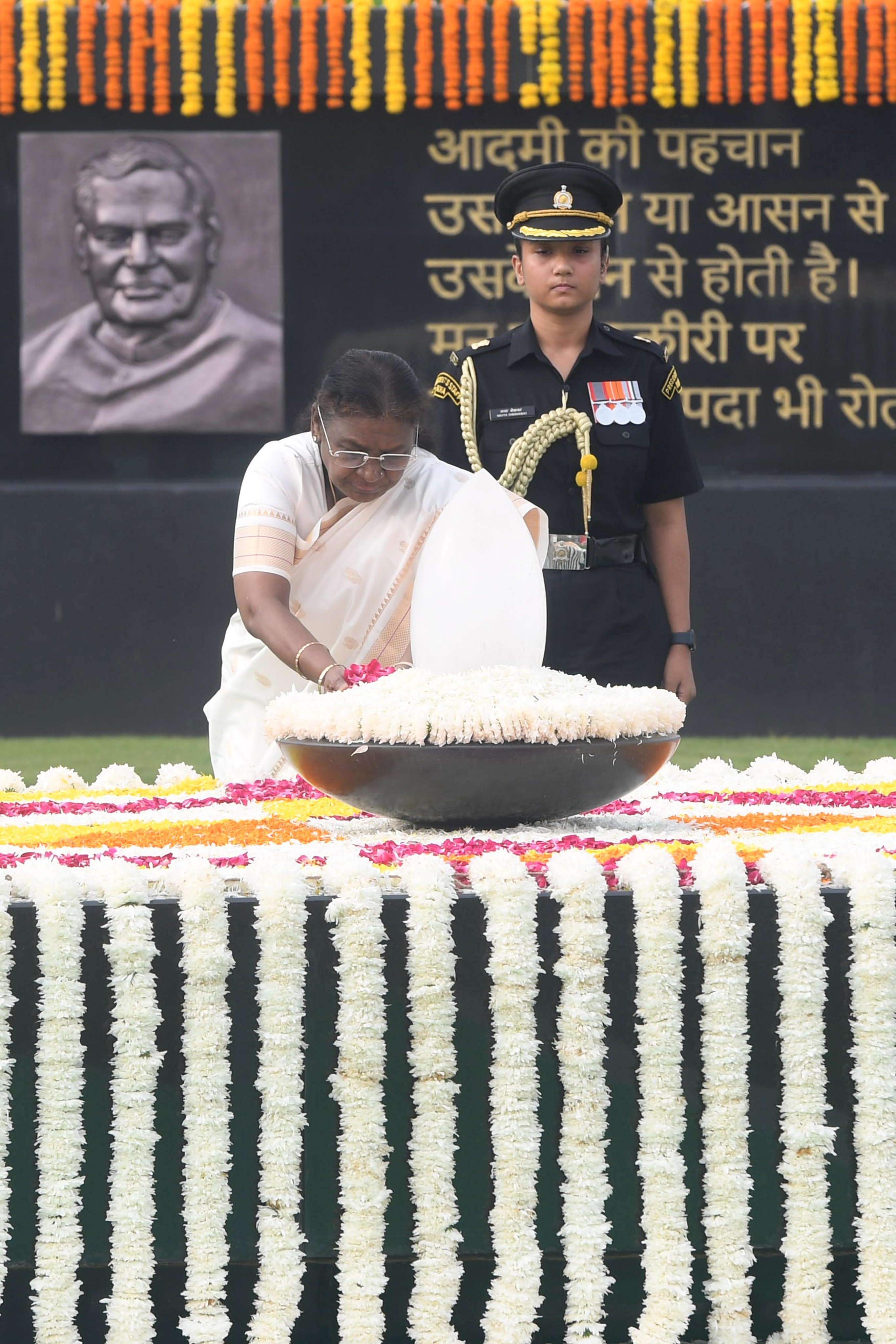 राष्ट्रपति द्रौपदी मुर्मु शनिवार को पूर्व प्रधानमंत्री अटल बिहारी वाजपेयी की पुण्यतिथि पर नई दिल्ली स्थित उनकी समाधि'सदैव अटल' पर श्रद्धांजलि अर्पित करते हुए