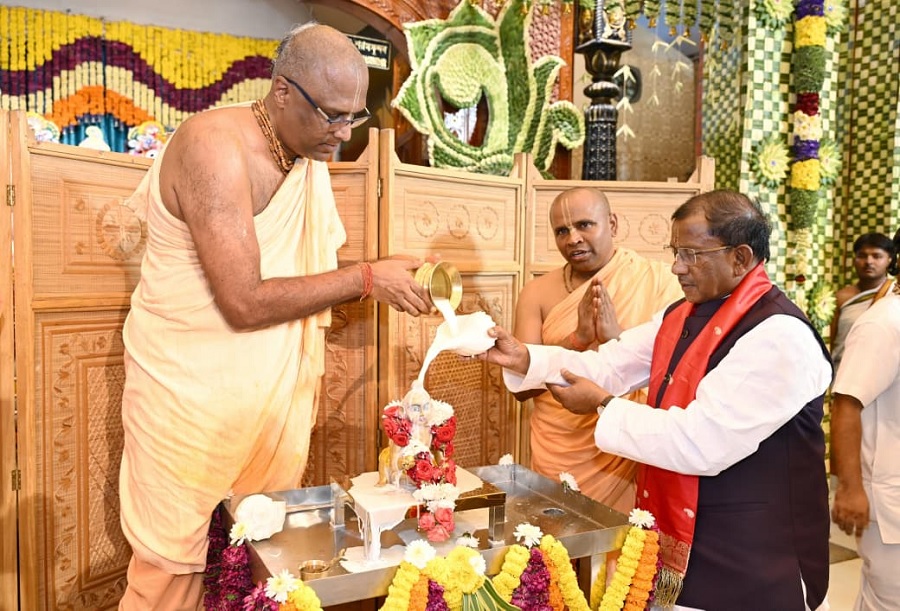 श्री कृष्ण जन्माष्टमी के पावन अवसर पर उत्तर गुवाहाटी स्थित हरे कृष्ण मंदिर में दर्शन एवं पूजन करते असम के राज्यपाल लक्ष्मण प्रसाद आचार्य श्री कृष्ण जन्माष्टमी के पावन अवसर पर उत्तर गुवाहाटी स्थित हरे कृष्ण मंदिर में दर्शन एवं पूजन करते असम के राज्यपाल लक्ष्मण प्रसाद आचार्य