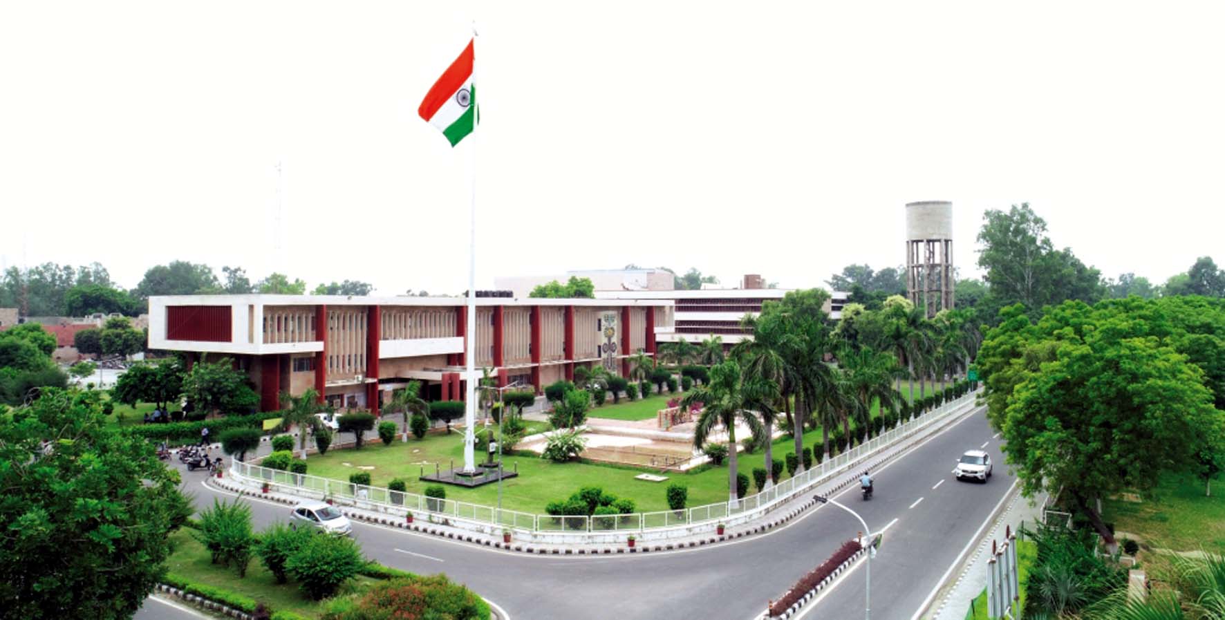 एचएयू का प्रशासनिक भवन।
