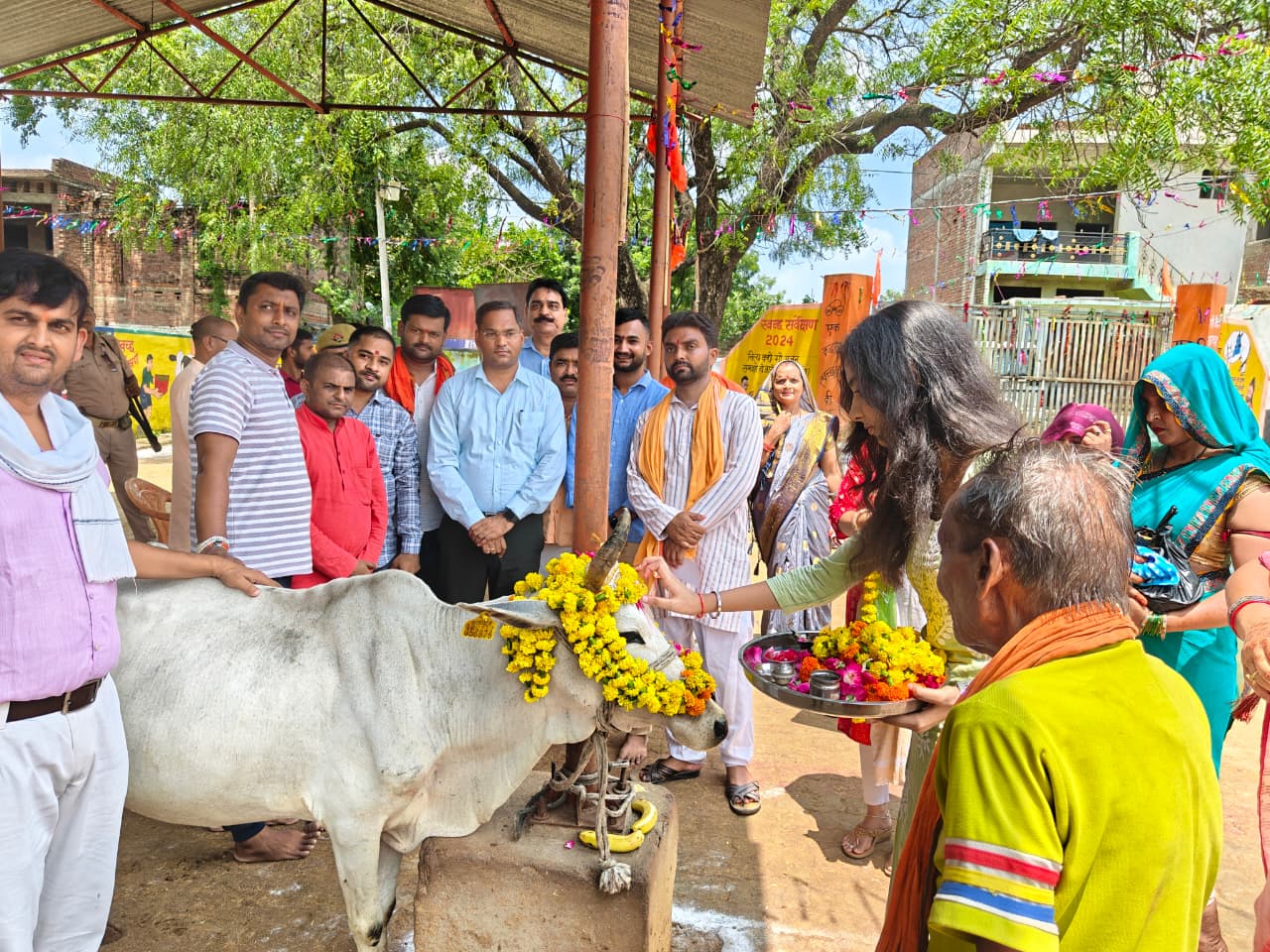 गौशाला में गौवंश की पूजा करती महिलाएं