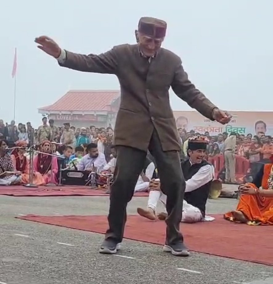 पूर्व डीजीपी रति राम वर्मा नाटी पर थिरकते हुए पूर्व डीजीपी रति राम वर्मा नाटी पर थिरकते हुए