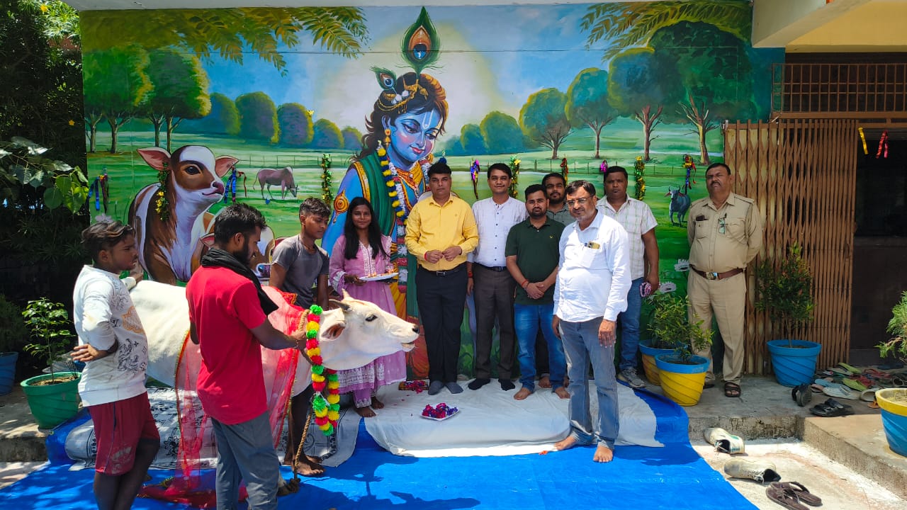 गौशाला में कार्यक्रम होते हुए