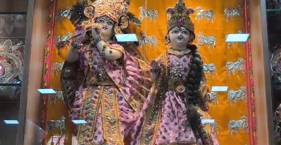 दुकानों की शोभा बढ़ाते राधा कृष्ण
