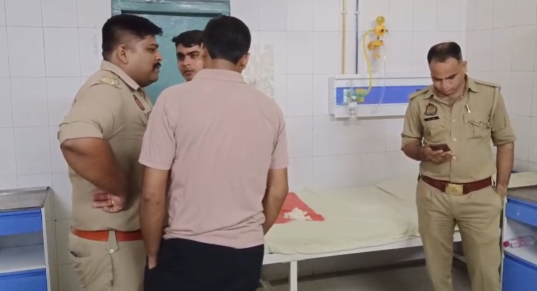 मौके पर जांच पड़ताल करती पुलिस