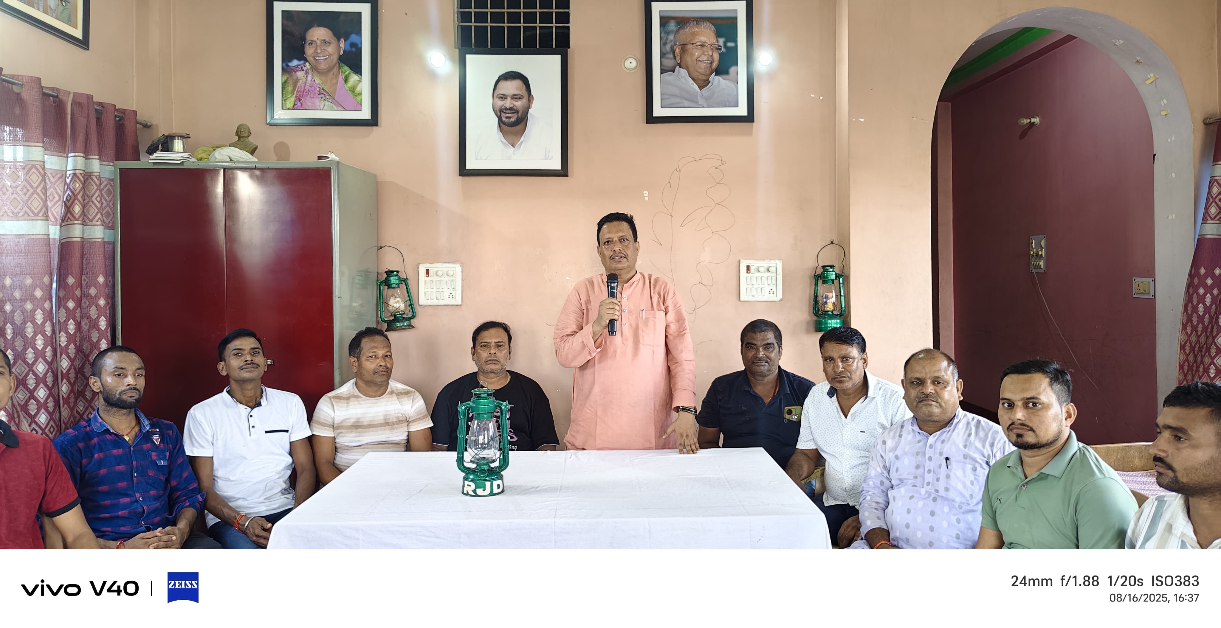 संबोधित करते चक्रपाणि हिमांशु