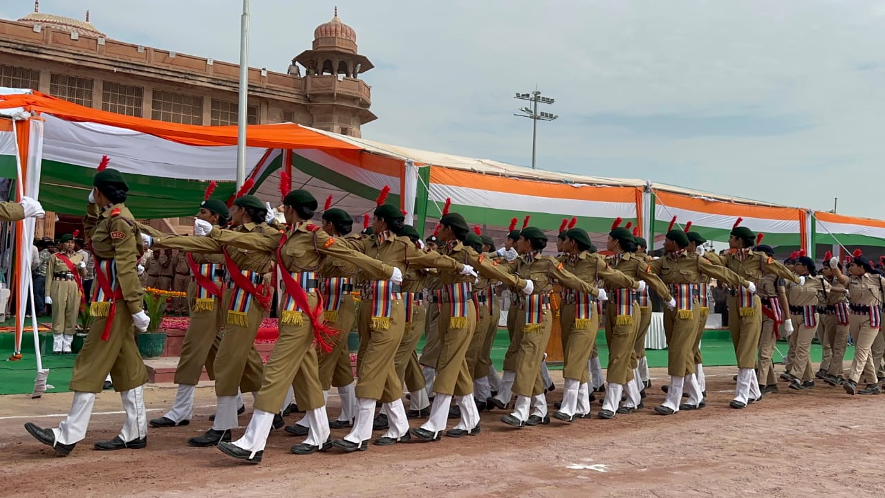एनसीसी बैंड और मार्चिंग टुकड़ियों ने स्वतंत्रता दिवस समारोह में किया शानदार प्रदर्शन