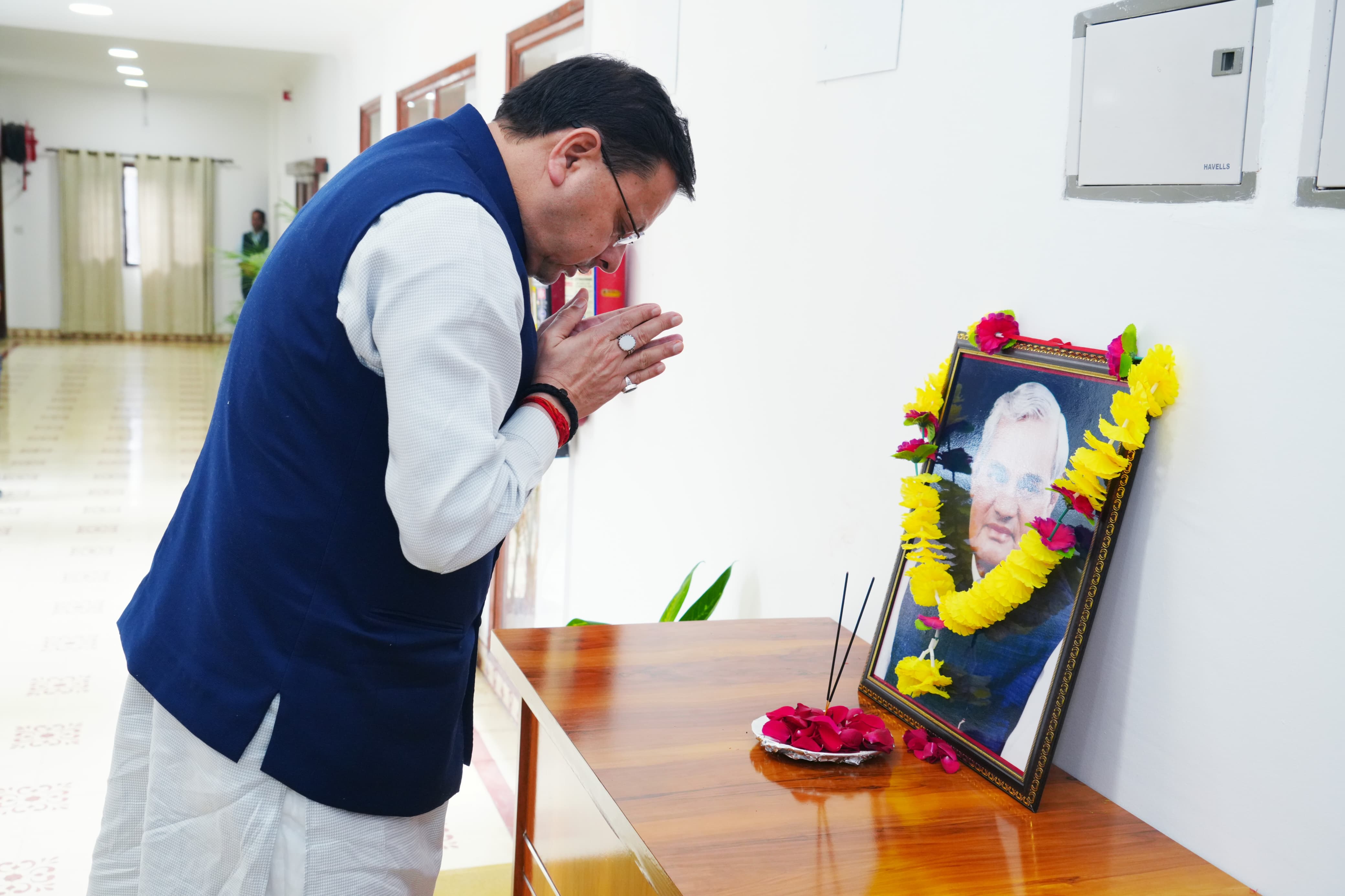 मुख्यमंत्री पुष्कर सिंह धामी मुख्यमंत्री आवास में अटल जी के चित्र पर पुष्प अर्पित करते। मुख्यमंत्री पुष्कर सिंह धामी मुख्यमंत्री आवास में अटल जी के चित्र पर पुष्प अर्पित करते।