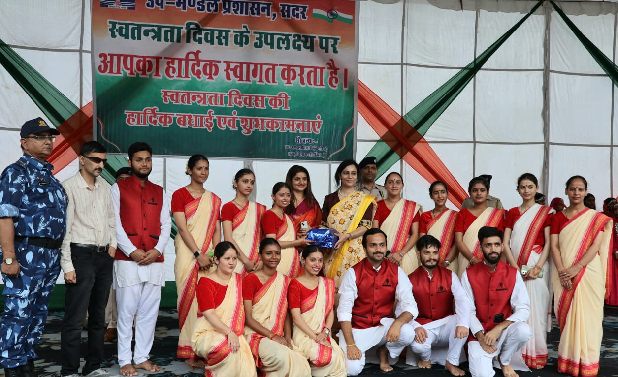 स्वतंत्रता दिवस पर सांस्कृतिक कार्यक्रम देने वाले कलाकारों को सम्मानित करते हुए।