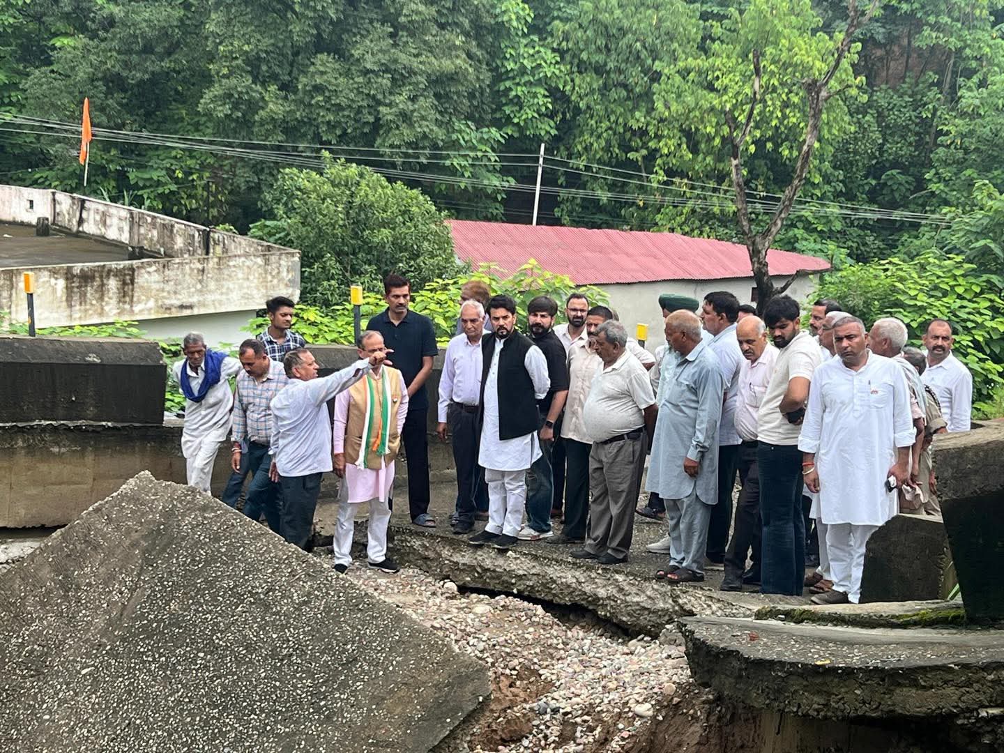 दौरा करते हुए। दौरा करते हुए।