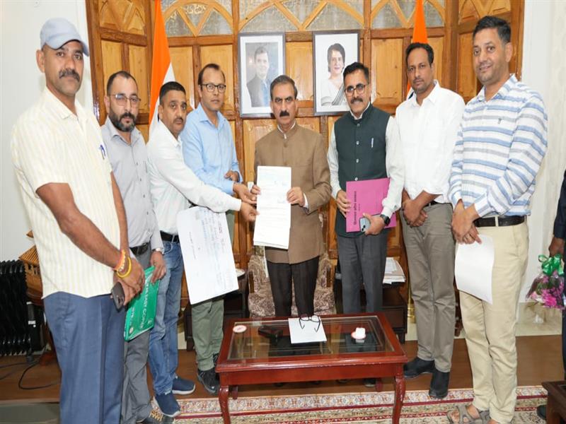 सीएम को आपदा राहत कोष का चैक भेंट करते प्राथमिक शिक्षक संघ के पदाधिकारी।