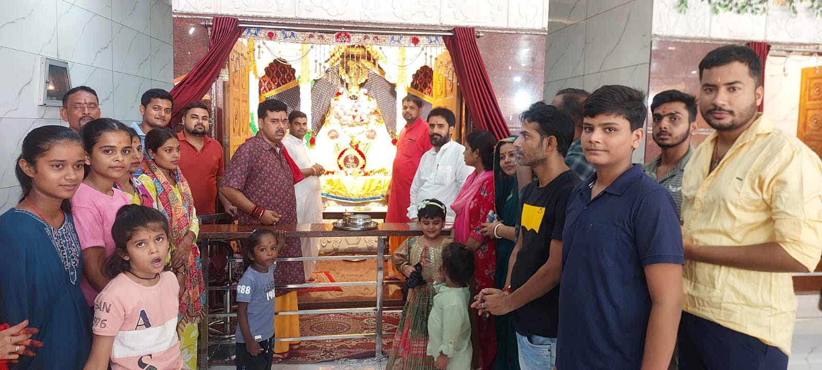 अररिया फोटो:मंदिर में भक्त अररिया फोटो:मंदिर में भक्त