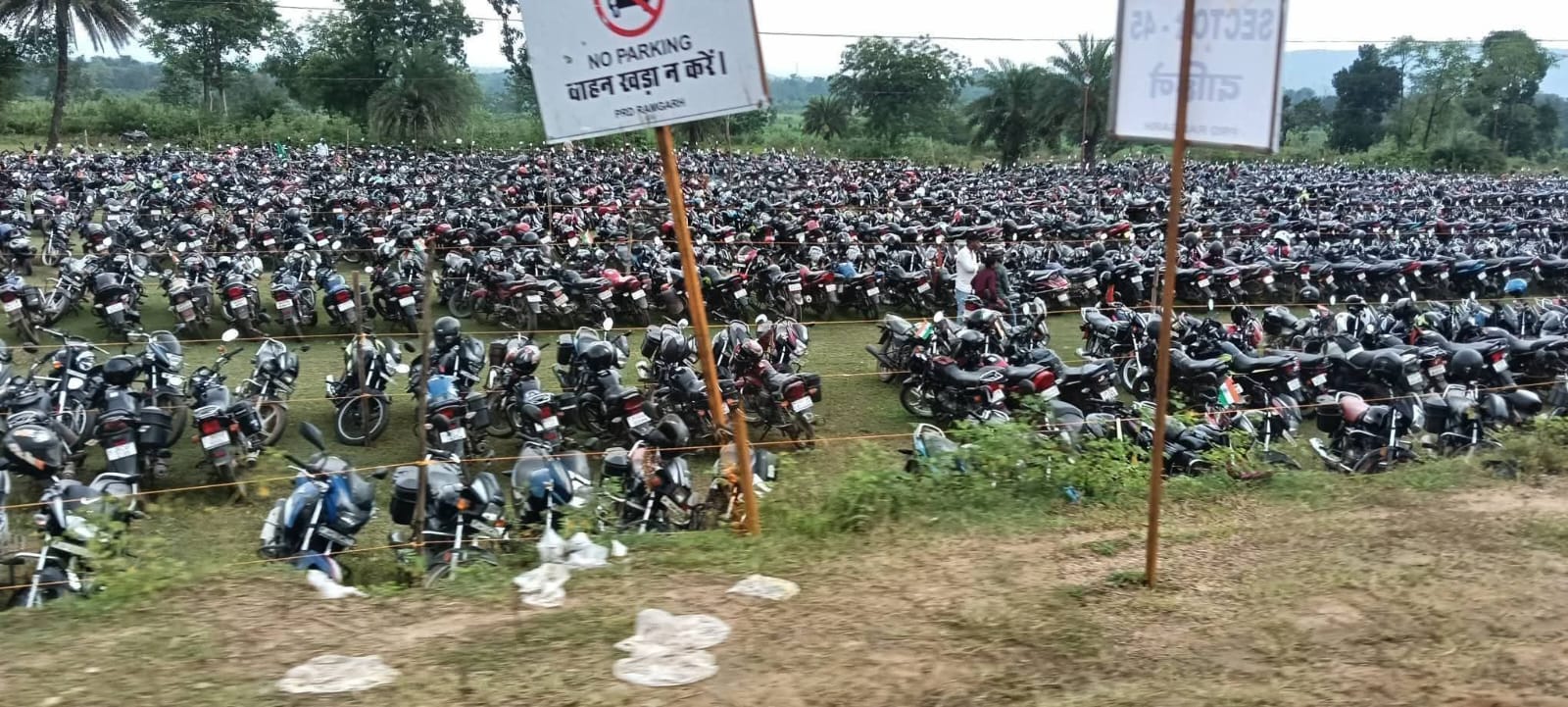 पार्किंग में लगी मोटरसाइकिल