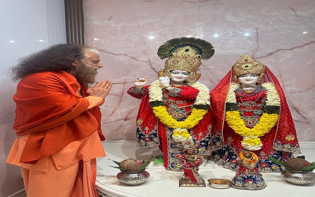 परमार्थ निकेतन के अध्यक्ष स्वामी चिदानन्द सरस्वती पूजा करते हुए। परमार्थ निकेतन के अध्यक्ष स्वामी चिदानन्द सरस्वती पूजा करते हुए।