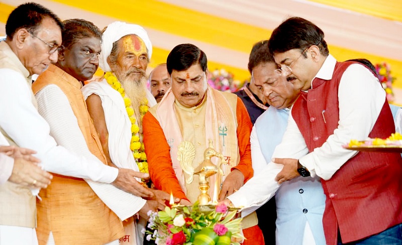 मुख्यमंत्री डॉ. मोहन यादव ने श्रीकृष्ण पर्व का दीप जला कर शुभारंभ किया मुख्यमंत्री डॉ. मोहन यादव ने श्रीकृष्ण पर्व का दीप जला कर शुभारंभ किया