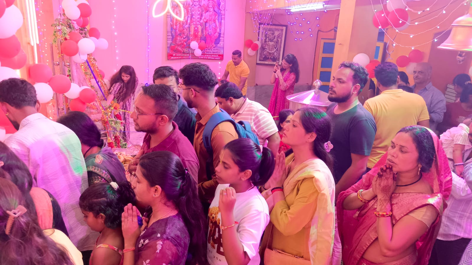 श्री बांके बिहारी मंंदिर में भगवान के दर्शन-पूजन के लिए लगी श्रध्दालुओं की भीड़। श्री बांके बिहारी मंंदिर में भगवान के दर्शन-पूजन के लिए लगी श्रध्दालुओं की भीड़।