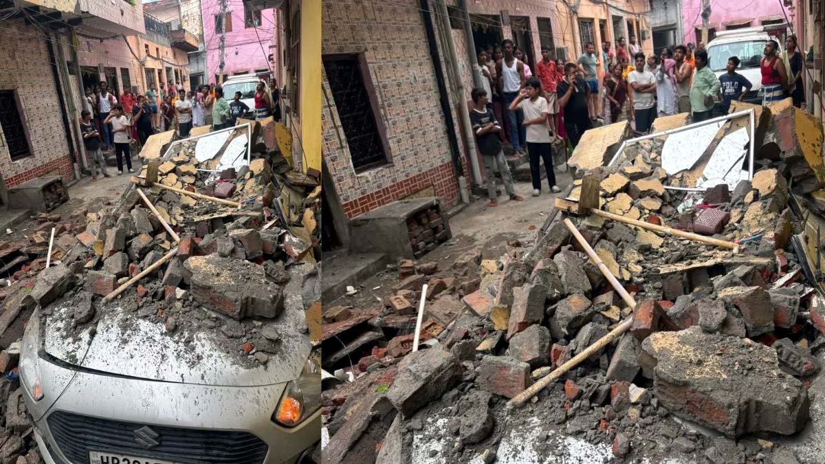 मलबे में दबी क्षतिग्रस्त कार का दृश्य