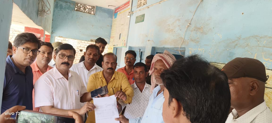रैयतो के बीच प्रपत्र वितरण करते अपर समाहर्ता