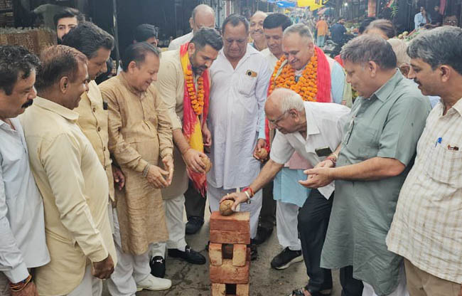 सोनीपत:  विधायक निखिल मदान और मेयर राजीव जैन ने यहां विकास कार्यों की शुरुआत करते हुए।