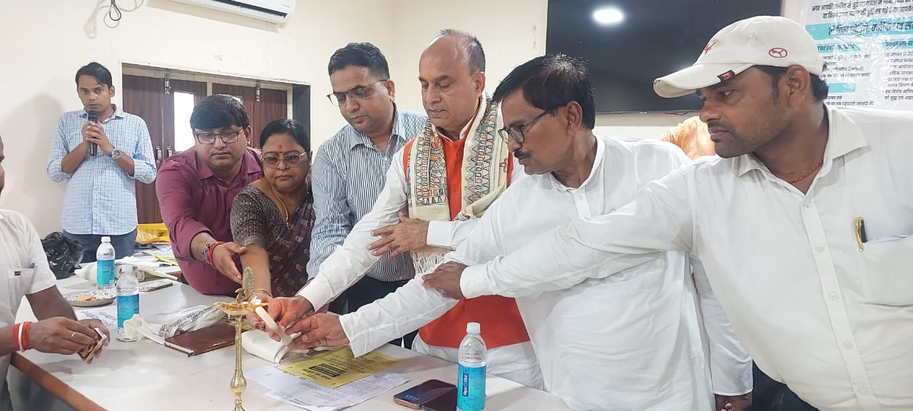 अररिया फोटो:राजस्व महाअभियान कार्यक्रम का शुरुआत दीप प्रज्वलन के साथ