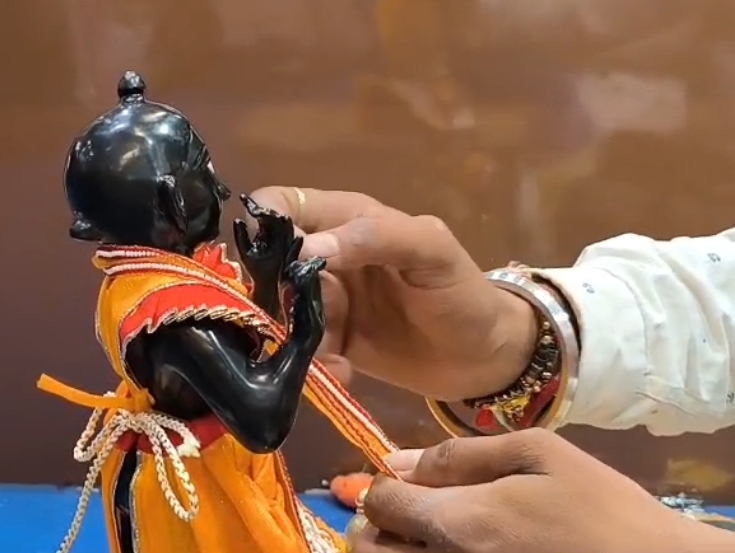कान्हा को तैयार करता दुकानदार