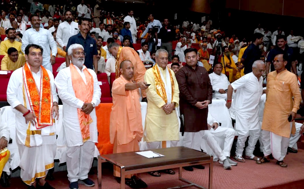 मथुरा-वृंदावन के लिए 646 करोड़ रुपये की 118 विकास परियोजनाओं का लोकार्पण और शिलान्यास बटन दबाकर करते हुए सीएम याेगी