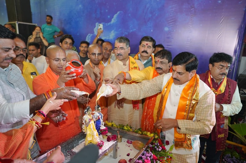 जन्माष्टमी पर श्रीराधा-कृष्ण का अभिषेक करते हुए मुख्यमंत्री डॉ. मोहन यादव