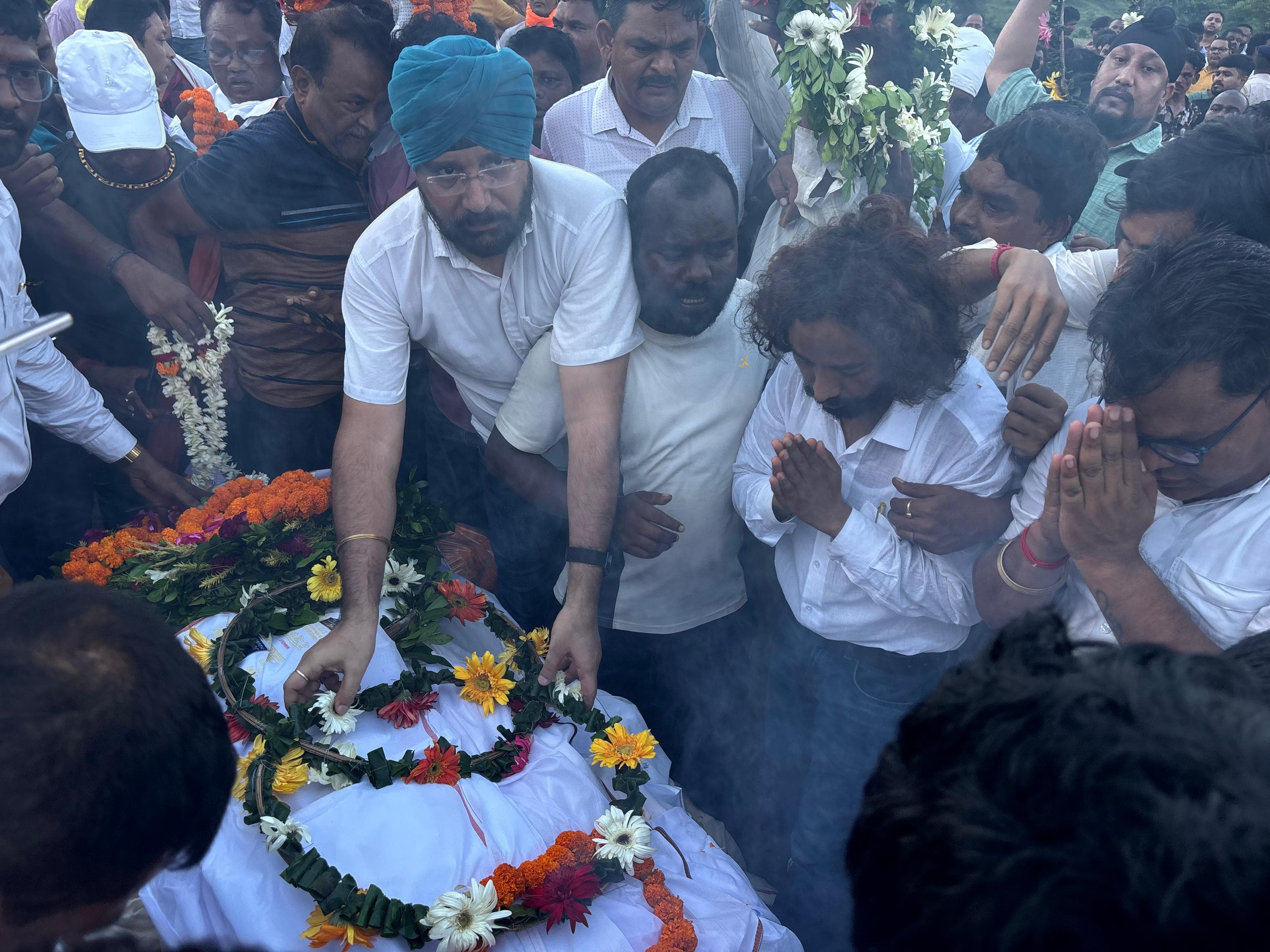 नमन करते देवेंद्रनाथ महतो