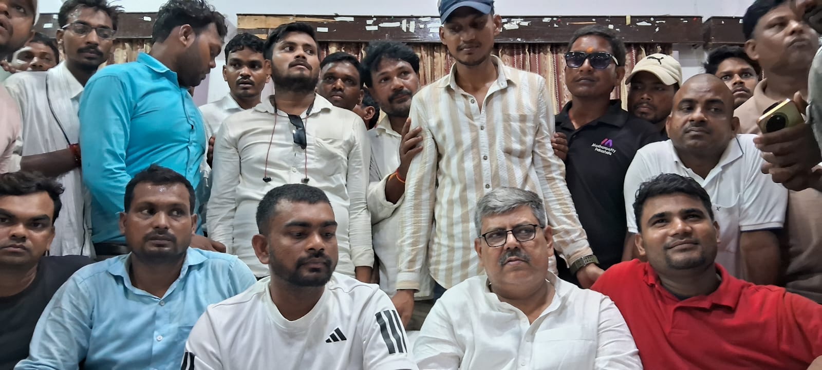 प्रेस वार्ता करते जय राम महतो ना
