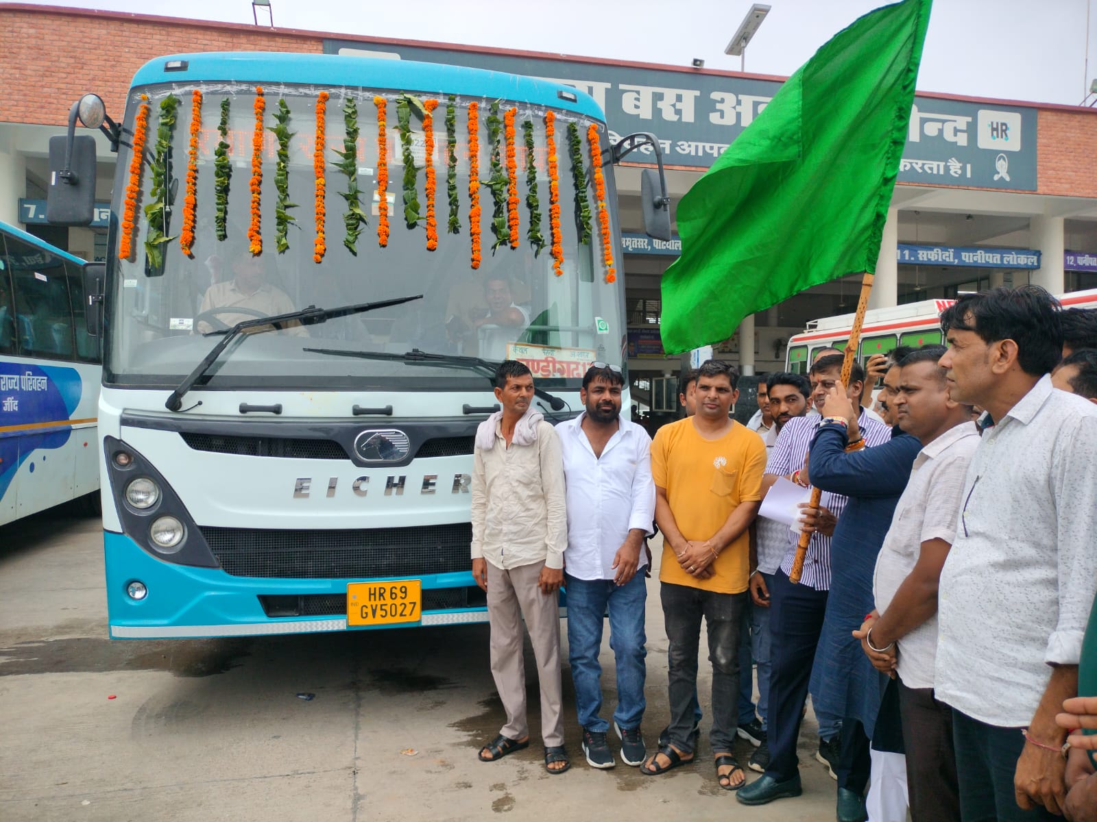 हरी झंडी दिखाते डिप्टी स्पीकर डॉ. कृष्ण मिड्ढा