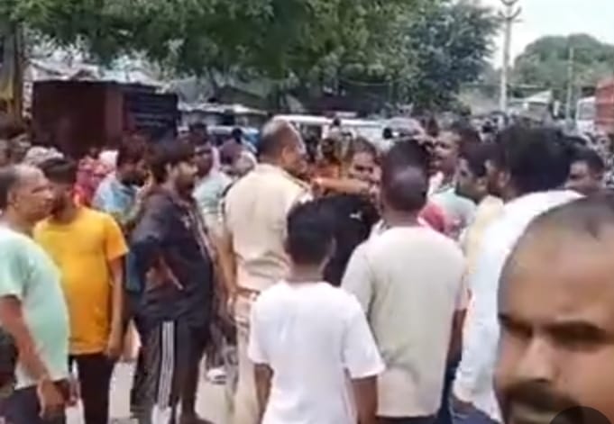 फोटो : पानी की किल्लत होने पर प्रदर्शन करते लोग फोटो : पानी की किल्लत होने पर प्रदर्शन करते लोग