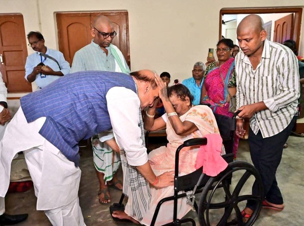 रूपी सोरेन से मिले रक्षा मंत्री