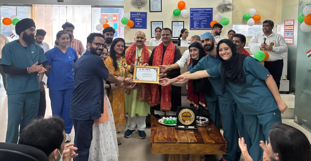 जम्मू में डॉक्टरों व पैरामेडिकल स्टाफ की सेवाओं की सराहना, किया सम्मानित