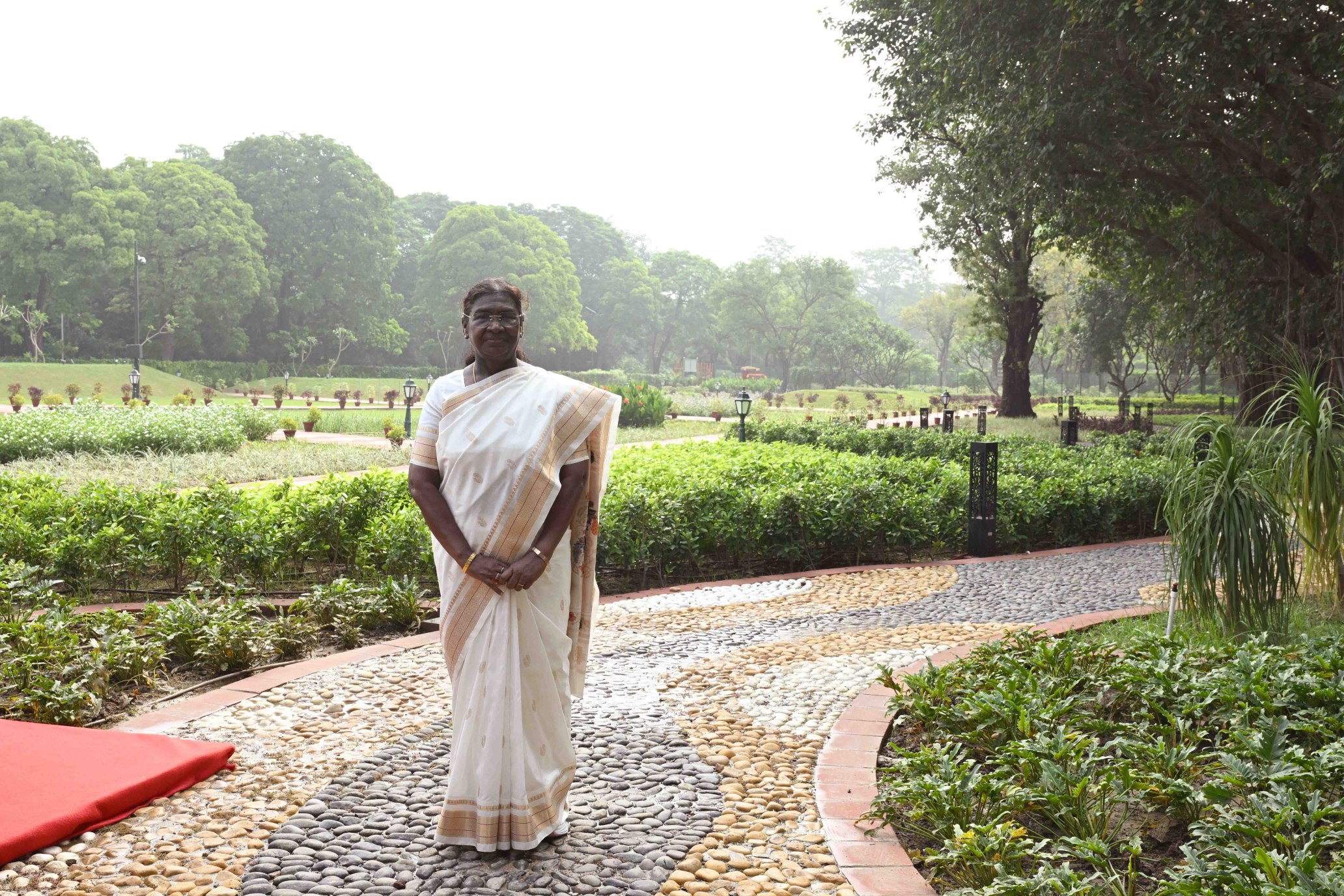 राष्ट्रपति द्रौपदी मुर्मु शनिवार को अमृत उद्यान में प्लूमेरिया गार्डन, बैनियन ग्रोव और बैबलिंग ब्रुक का उद्घाटन करते हुए