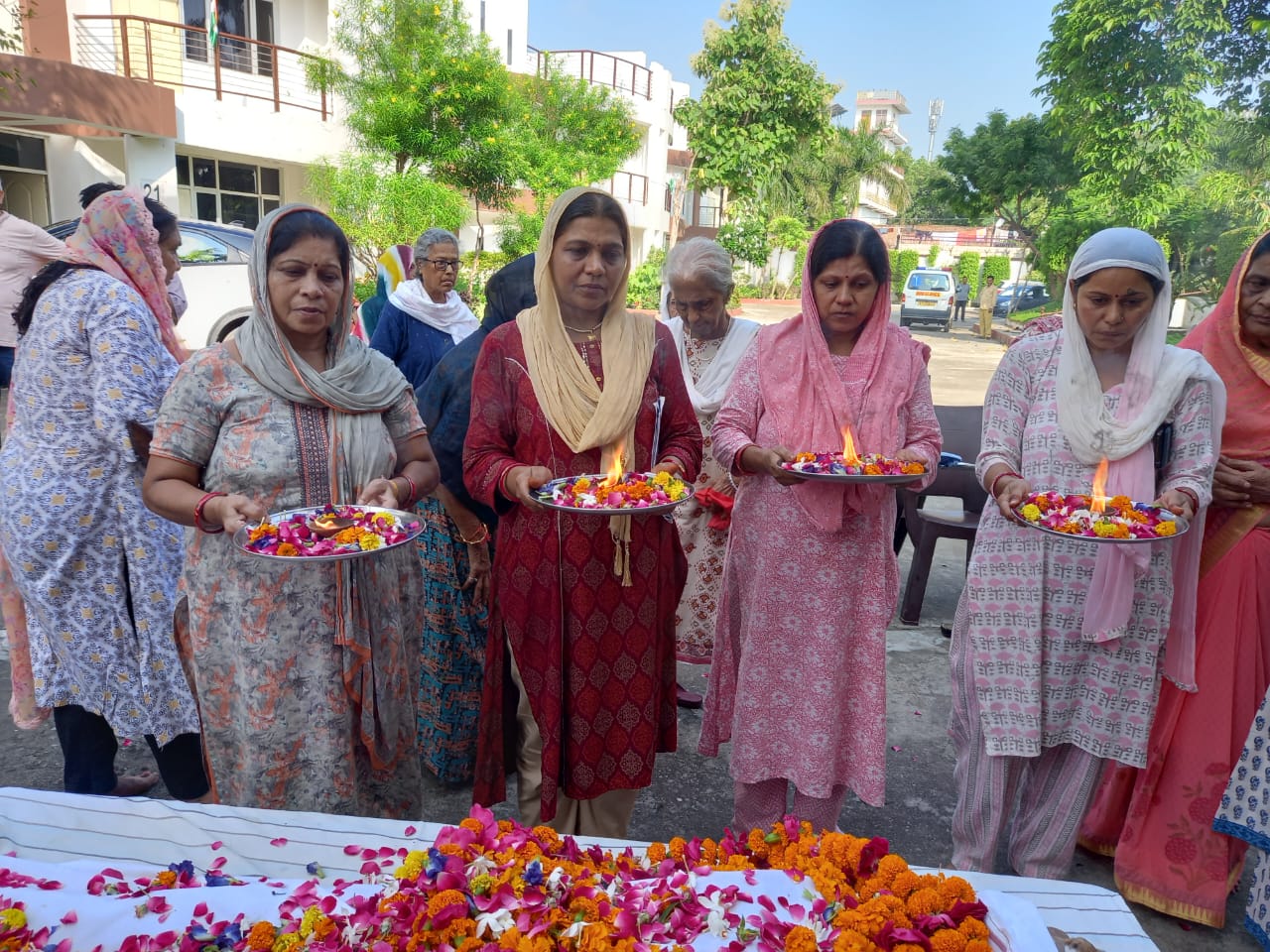 पिता के पार्थिव शरीर की आरती उतरती चारों बेटियां पिता के पार्थिव शरीर की आरती उतरती चारों बेटियां