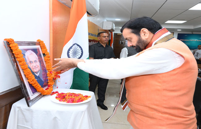 हरियाणा के मुख्यमंत्री नायब सैनी पूर्व प्रधानमंत्री अटल बिहारी वाजपेयी काे श्रद्धांजलि भेंट करते हुए हरियाणा के मुख्यमंत्री नायब सैनी पूर्व प्रधानमंत्री अटल बिहारी वाजपेयी काे श्रद्धांजलि भेंट करते हुए