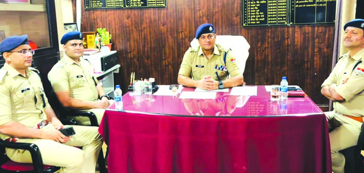 जानकारी देते एसएसपी