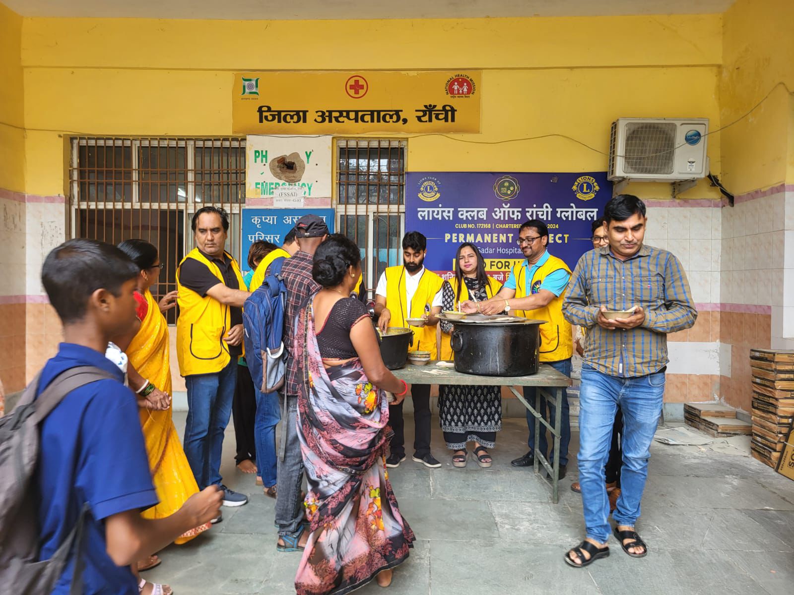 अस्पताल में भोजन वितरण करते क्लब के सदस्यगण