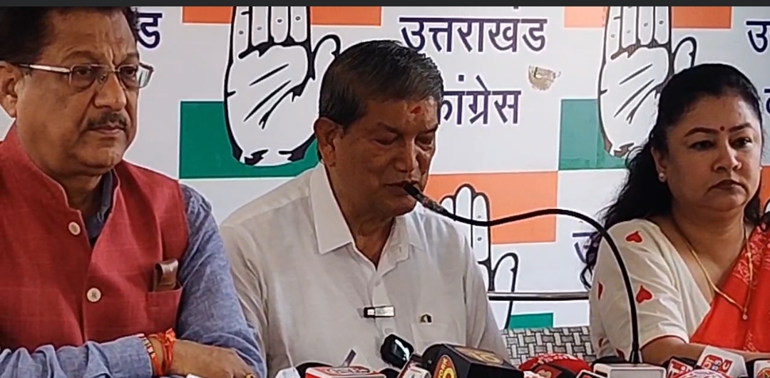 कांग्रेस नेता हरीश रावत पत्रकारों से बातचीत करते ।