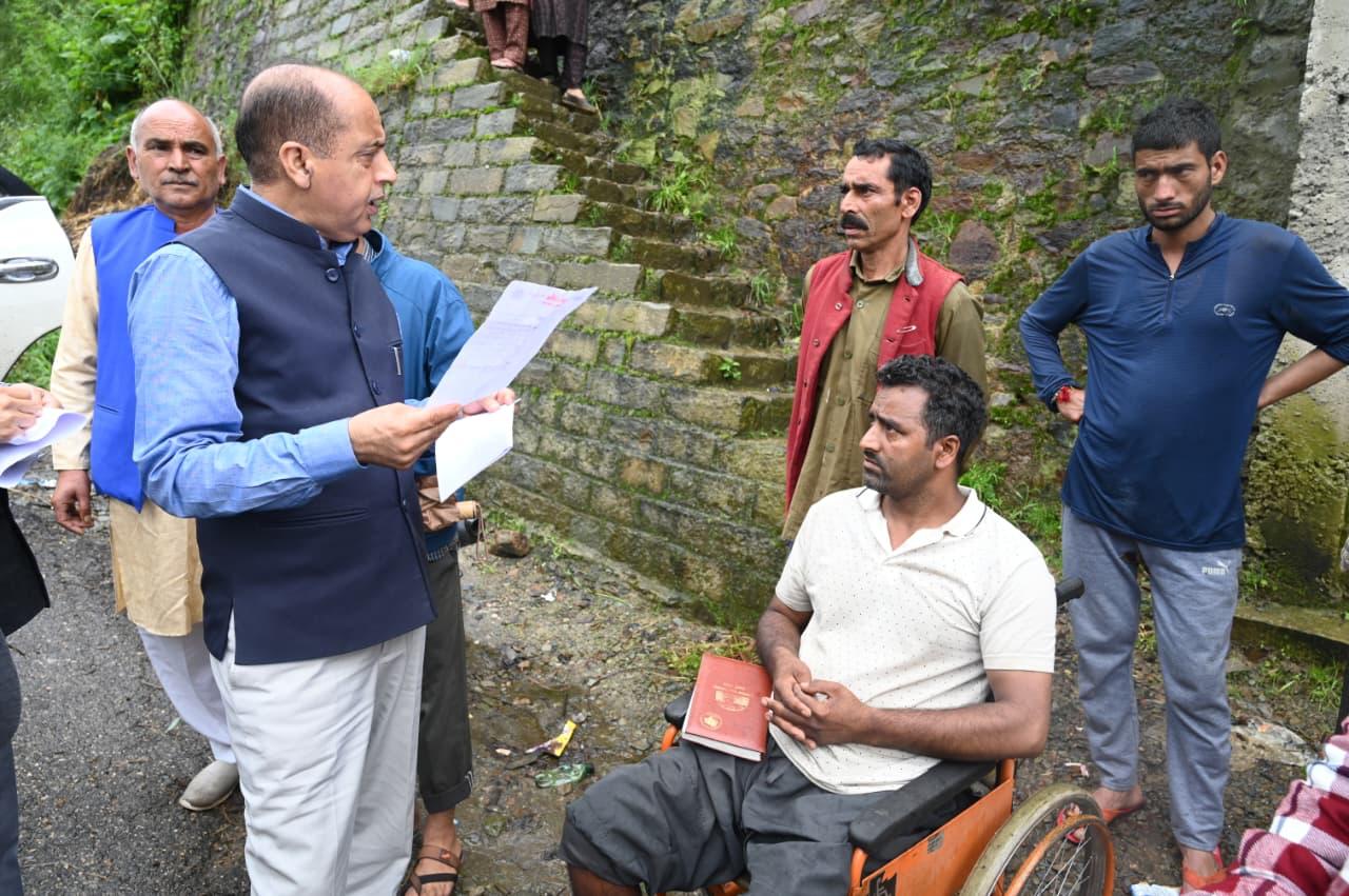 आपदा प्रभावित का हालचाल पूछते हुए जयराम ठाकुर। आपदा प्रभावित का हालचाल पूछते हुए जयराम ठाकुर।