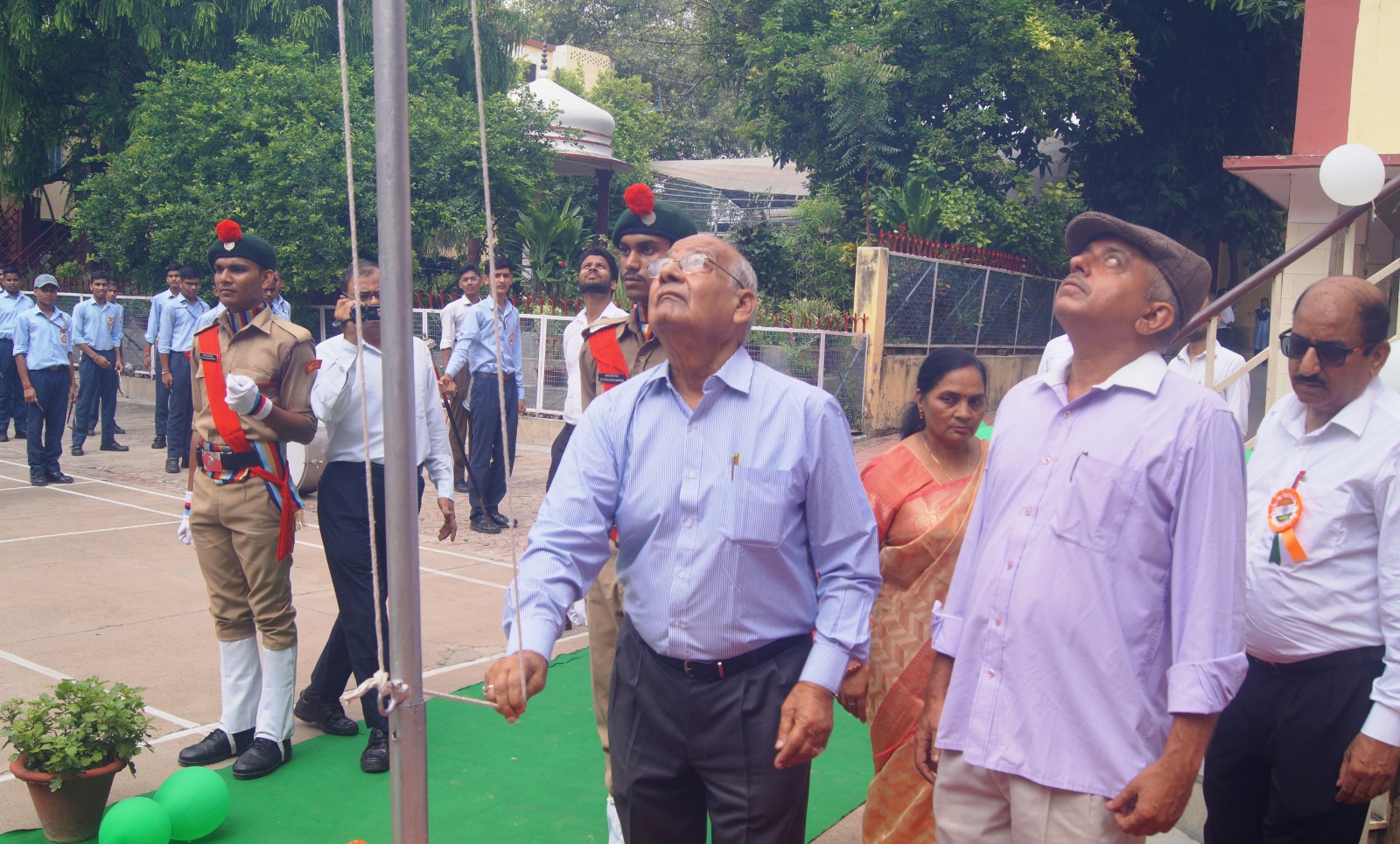 झंडारोहण करते मुख्य अतिथि आदित्य शंकर बाजपेई