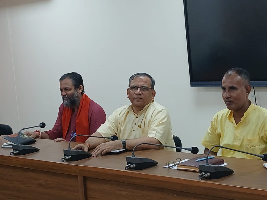 असमः गुवाहाटी स्थित सुदर्शनालय में संवाददाता सम्मेलन को संबोधित करते संघ के अखिल भारतीय सह प्रचार प्रमुख प्रदीप जोशी। साथ में क्षेत्र प्रचार प्रमुख डॉ. सुनील मोहंती और उत्तर असम क्षेत्र के प्रचार प्रमुख किशोर शिवम