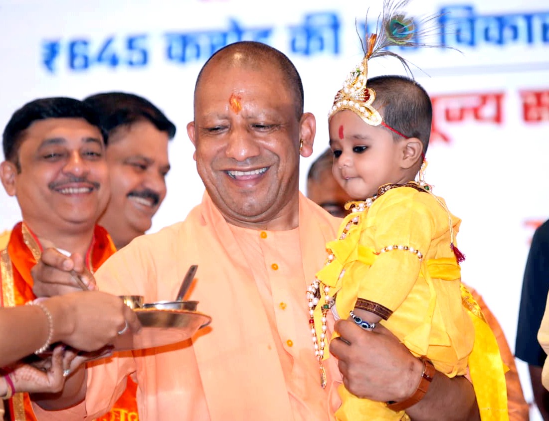मुख्यमंत्री ने बच्चों को दुलारा, खीर खिलाकर जन्मोत्सव मनाते हुए मुख्यमंत्री ने बच्चों को दुलारा, खीर खिलाकर जन्मोत्सव मनाते हुए