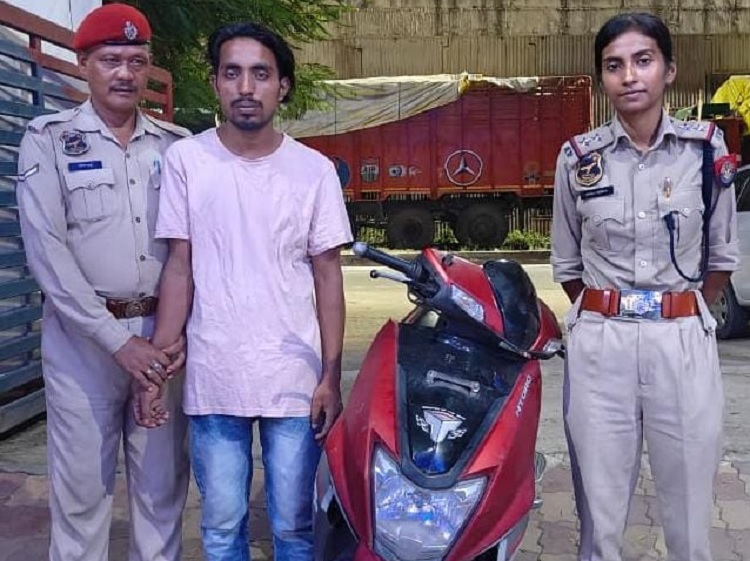 असमः गुवाहाटी की वशिष्ठ पुलिस द्वारा गिरफ्तार वाहन चोर एवं चोरी की स्कूटी का दृश्य